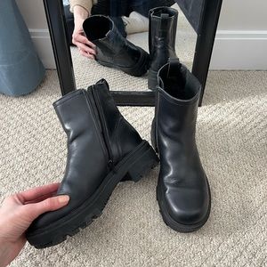 House of Harlow Lug Chelsea Boots